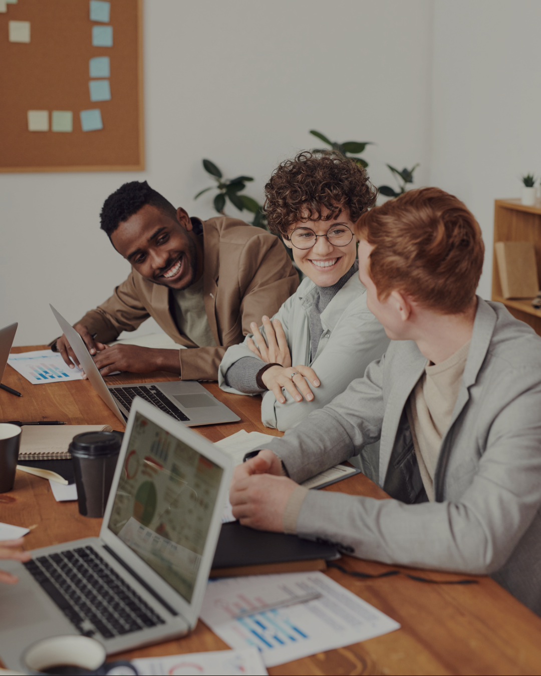 Post de Instagram Servicios de Community Manager Lujo Minimalista Blanco y Negro